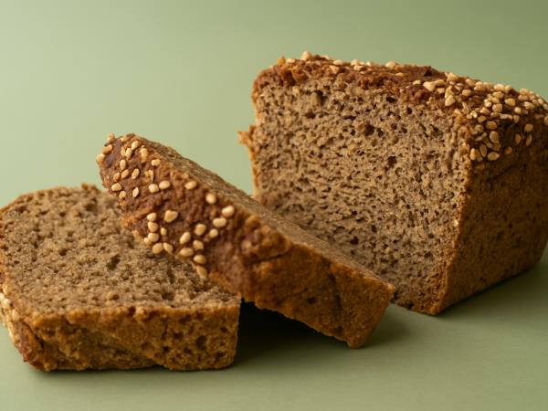 Kruh brez moke, ki vas napolni do kosila: recept iz semen, skute in jajc